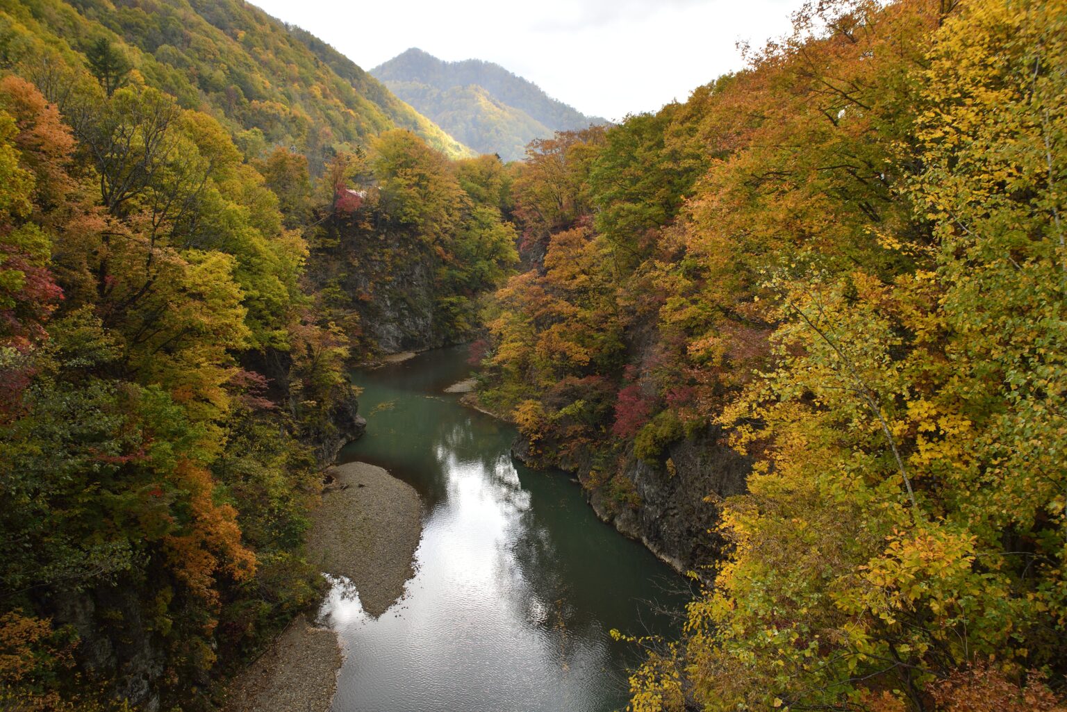 「定山渓温泉 ぬくもりの宿ふる川」の檜風呂でまったり